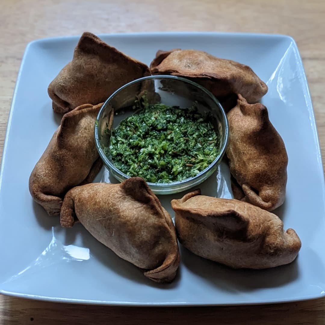 Samosa with cilantro chutney